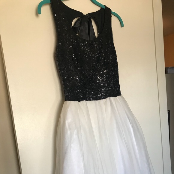 Windsor Formal Prom Dress - Picture 2 of 4